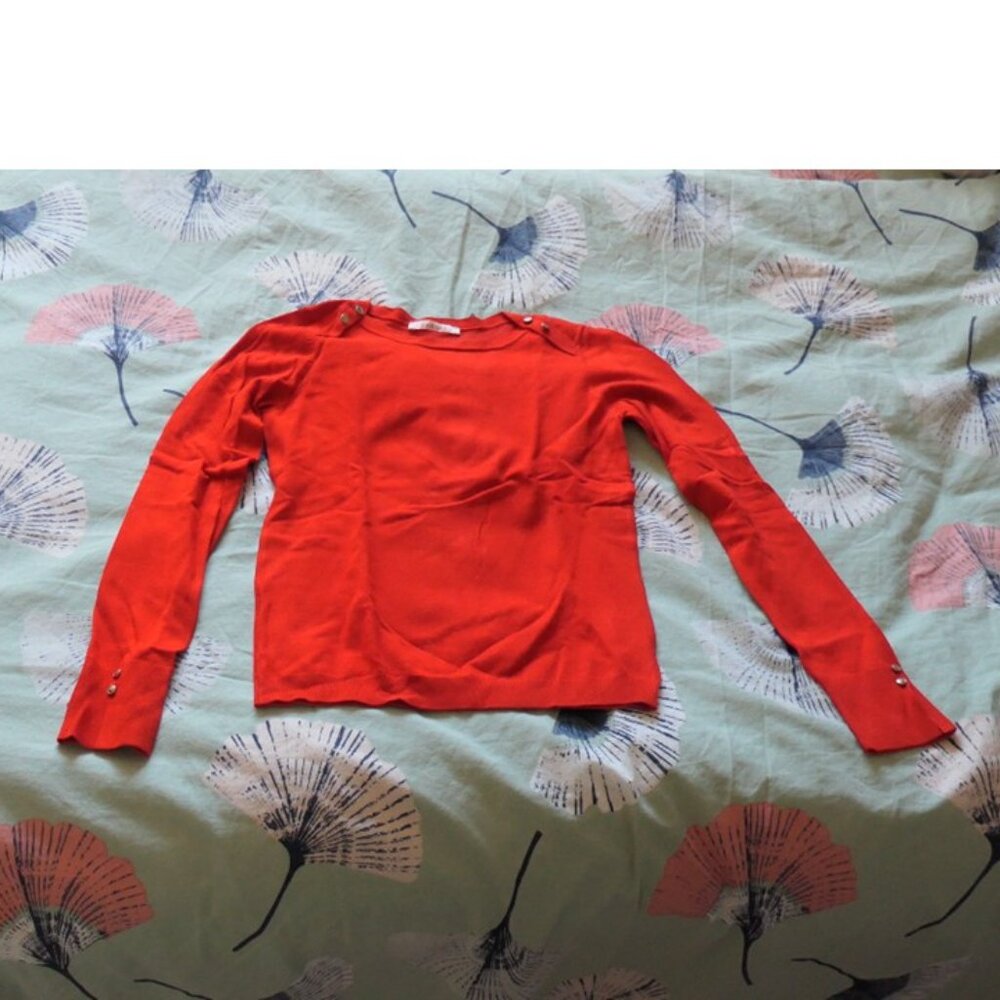 Red sweater, scoop neck, with buttons. Camaieu. XS. NEW